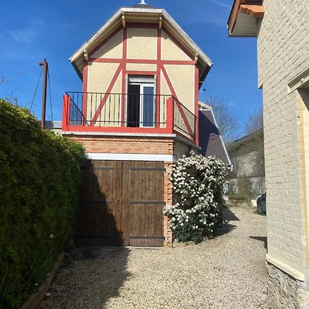 Dans Maisonnette Independante